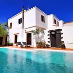 Гостевой дом Casa-la-costa - With Pool For Groups, Families And Retreats 4*